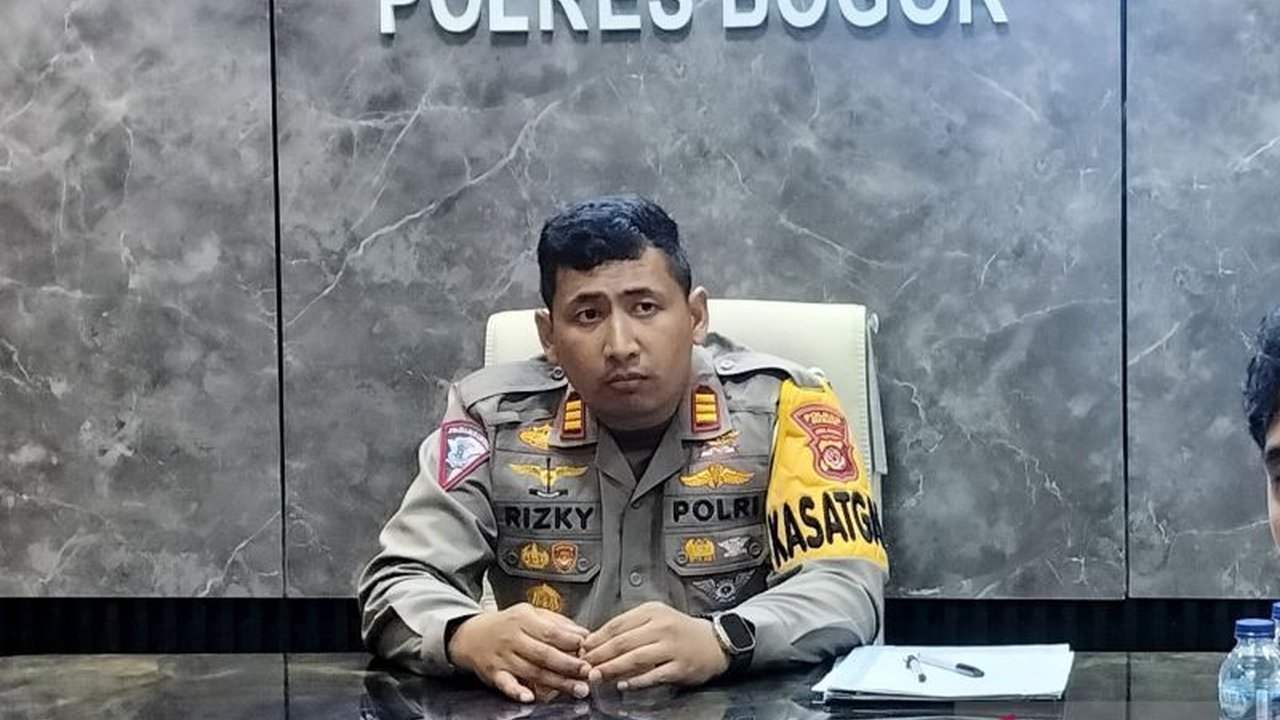 Satlantas Polres Bogor membantah anggotanya menendang pemotor saat mengawal mobil Alphard di Puncak; peristiwa bermula dari pengendara motor yang kaget saat disalip dan menyenggol mobil tersebut.