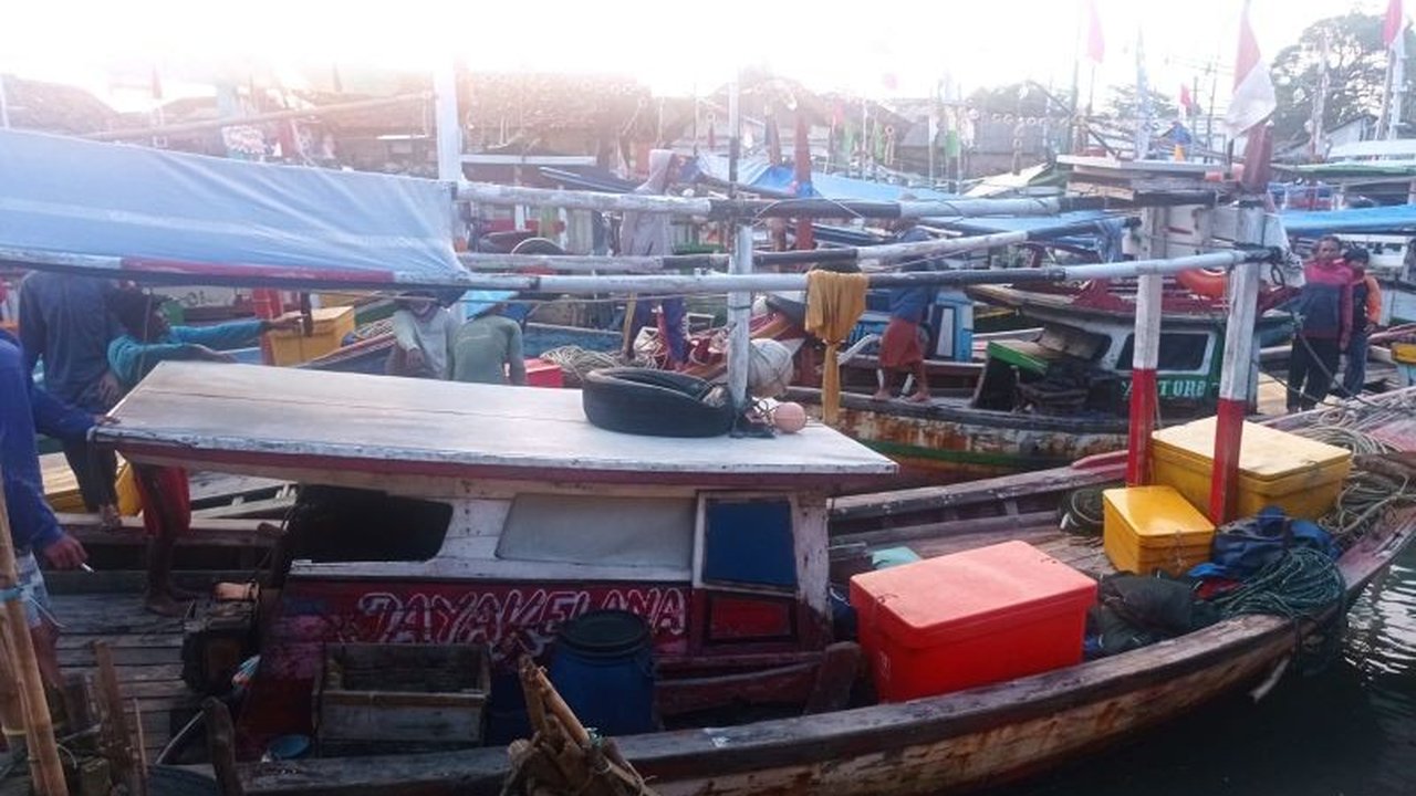 BMKG memperingatkan potensi hujan lebat, kilat, angin kencang, dan gelombang tinggi hingga 4 meter di Lebak bagian selatan dan sekitarnya, meminta warga dan nelayan meningkatkan kewaspadaan.