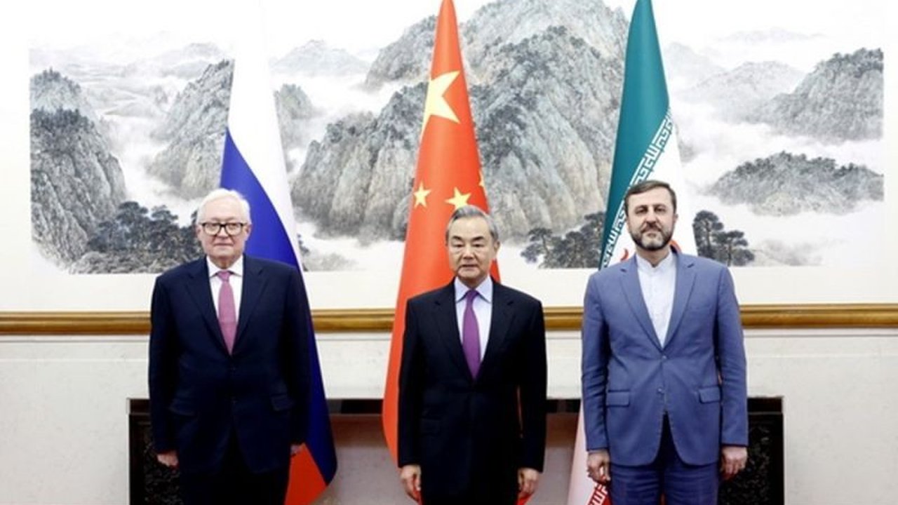 Tiga negara, China, Rusia, dan Iran, bertemu di Beijing untuk membahas penyelesaian krisis nuklir Iran melalui jalur diplomasi dan negosiasi, menolak penggunaan kekerasan dan sanksi sepihak.