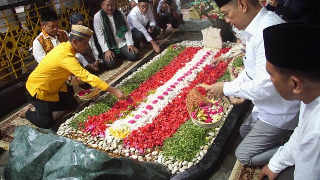 Menteri ESDM, Bahlil Lahadalia, memastikan stok BBM untuk Lebaran 2025 aman dan mencukupi, bahkan untuk listrik dan LPG pun tercukupi dengan baik.