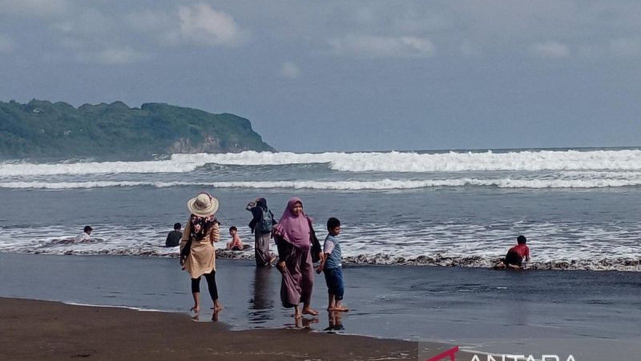 BMKG Waspadai Gelombang Tinggi di Laut Selatan Jateng, 15-18 Maret 2025
