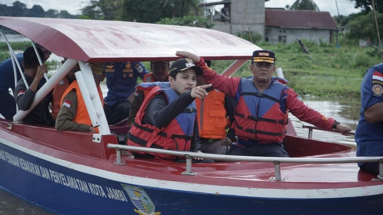 Pemerintah Kota Jambi menyiapkan tenda pengungsian dan logistik untuk korban banjir akibat meluapnya Sungai Batanghari, dengan ketinggian air mencapai 14,97 meter dan status siaga dua.
