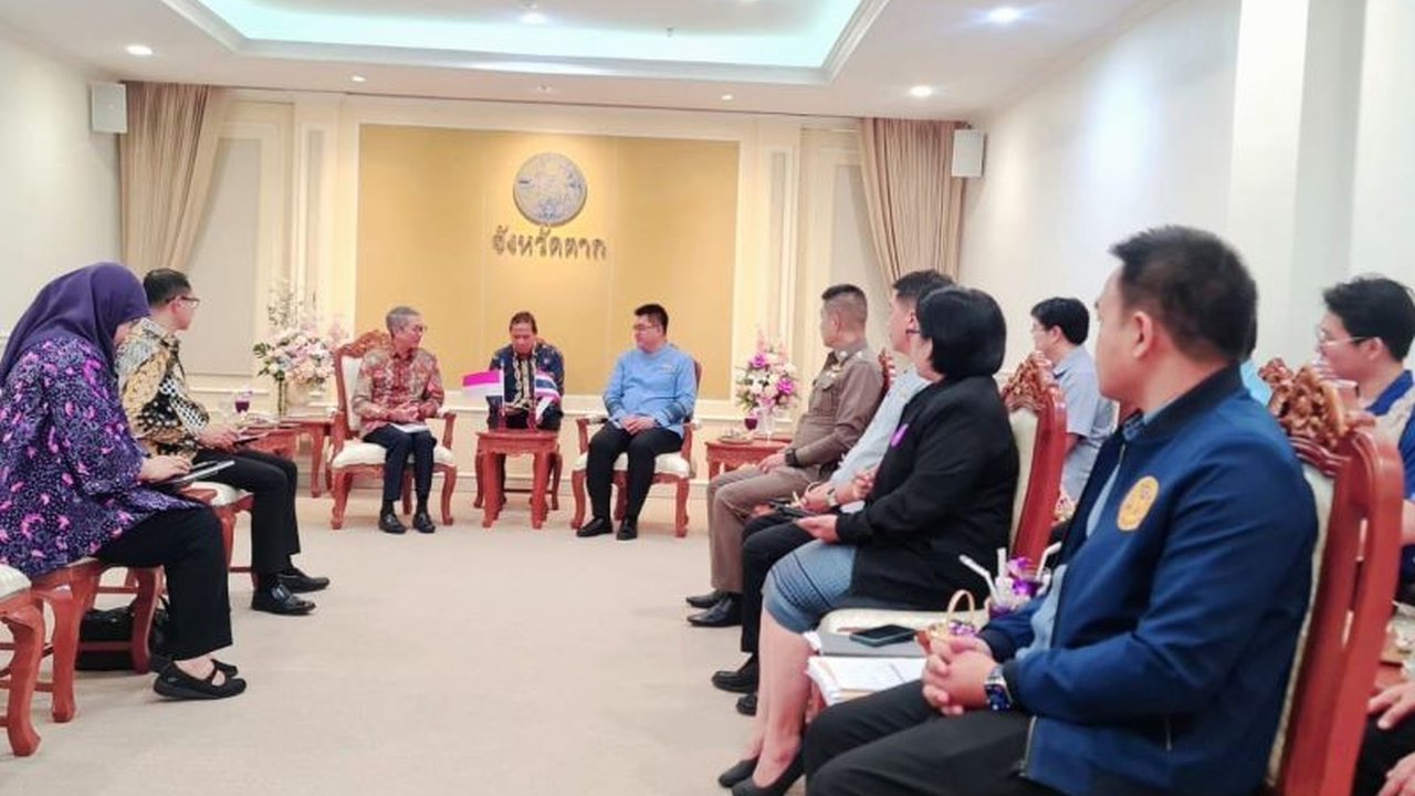 Kemlu RI berhasil memfasilitasi pemulangan 554 WNI korban penipuan daring dari Myawaddy, Myanmar, melalui jalur darat dan udara, dengan transit di Thailand.