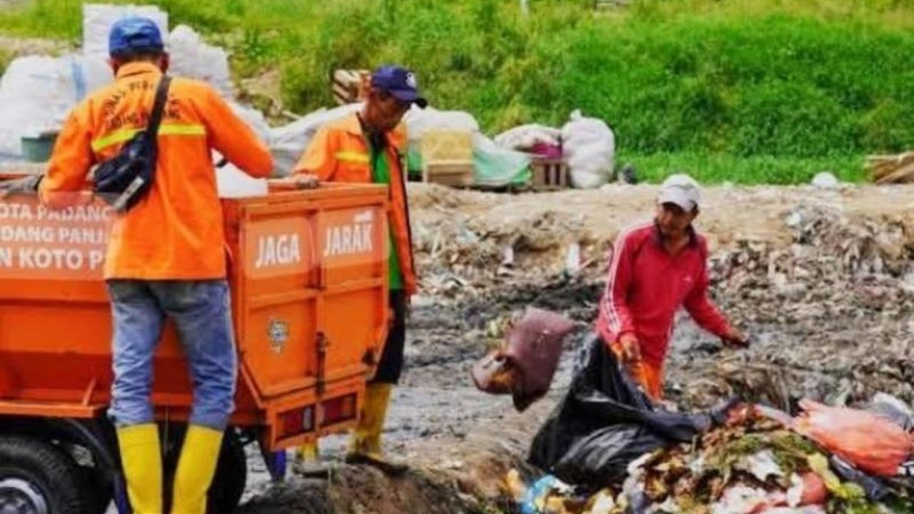 Pemerintah Kota Padang meningkatkan frekuensi pengangkutan sampah selama Ramadhan untuk mengantisipasi peningkatan volume sampah yang signifikan akibat meningkatnya aktivitas kuliner dan konsumsi makanan.