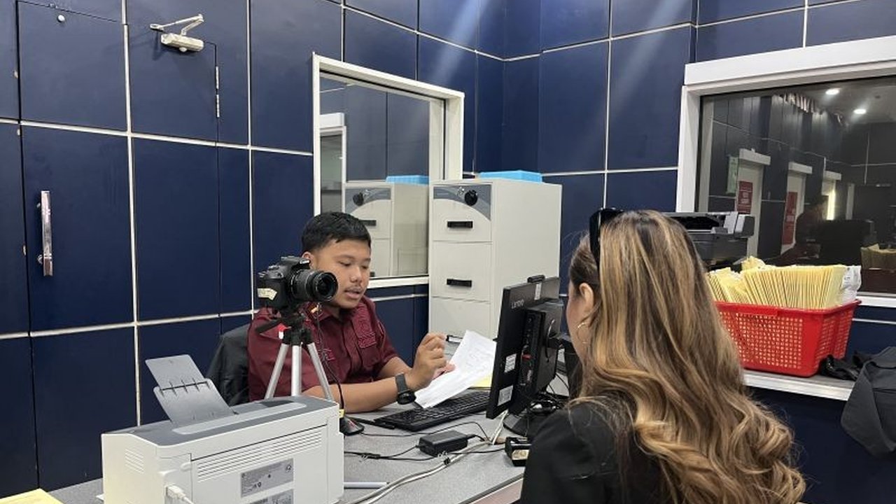 Kantor Imigrasi Batam memberikan kemudahan pembuatan paspor elektronik melalui program Lapak Ramadhan di Mall Pollux Habibie pada akhir pekan Maret 2025.