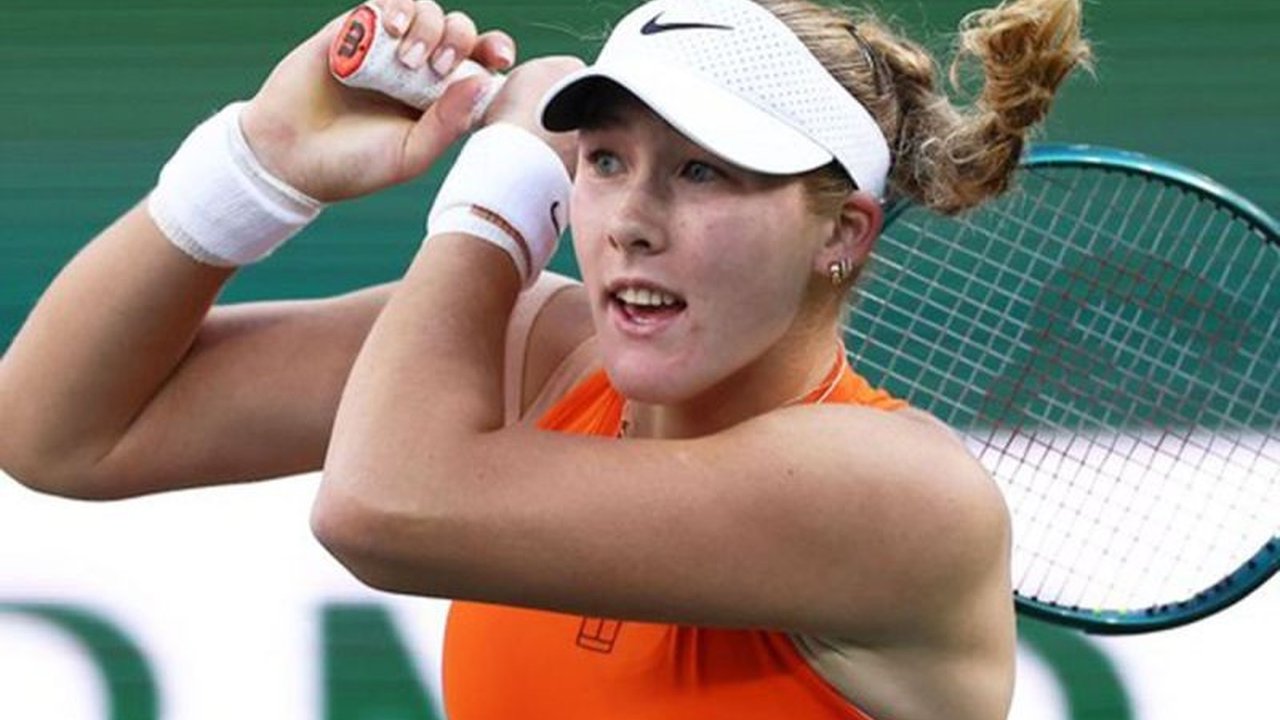 Petenis remaja Mirra Andreeva menciptakan kejutan dengan mengalahkan juara bertahan Iga Swiatek di semifinal Indian Wells, melaju ke final dan menorehkan kemenangan beruntun.