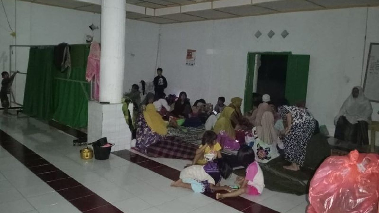 Banjir akibat luapan Sungai Batang Angkola di Tapanuli Selatan, Sumut, telah merendam tiga kecamatan dan menyebabkan 816 jiwa terdampak, dengan kerusakan rumah dan infrastruktur.