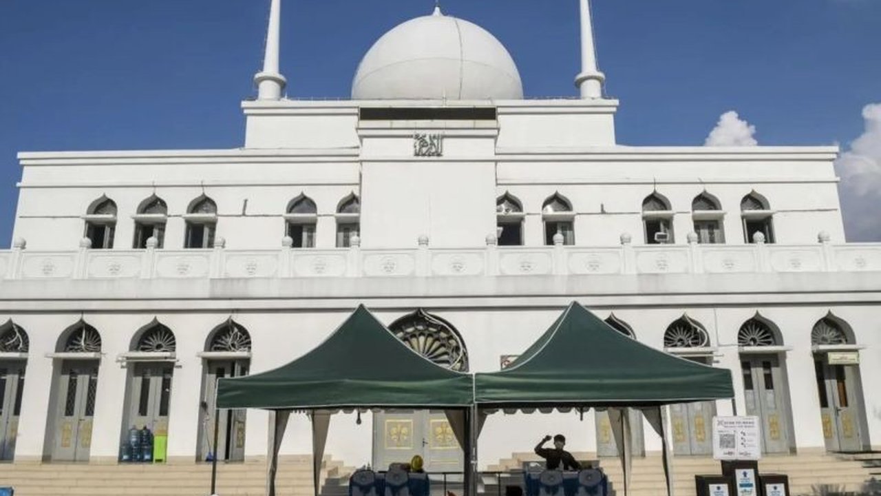 Masjid Agung Al-Azhar Jakarta Selatan menargetkan pengumpulan zakat, infak, sedekah, dan wakaf (ZISWAF) sebesar Rp4,8 miliar pada tahun 2025 untuk disalurkan kepada masyarakat yang membutuhkan.