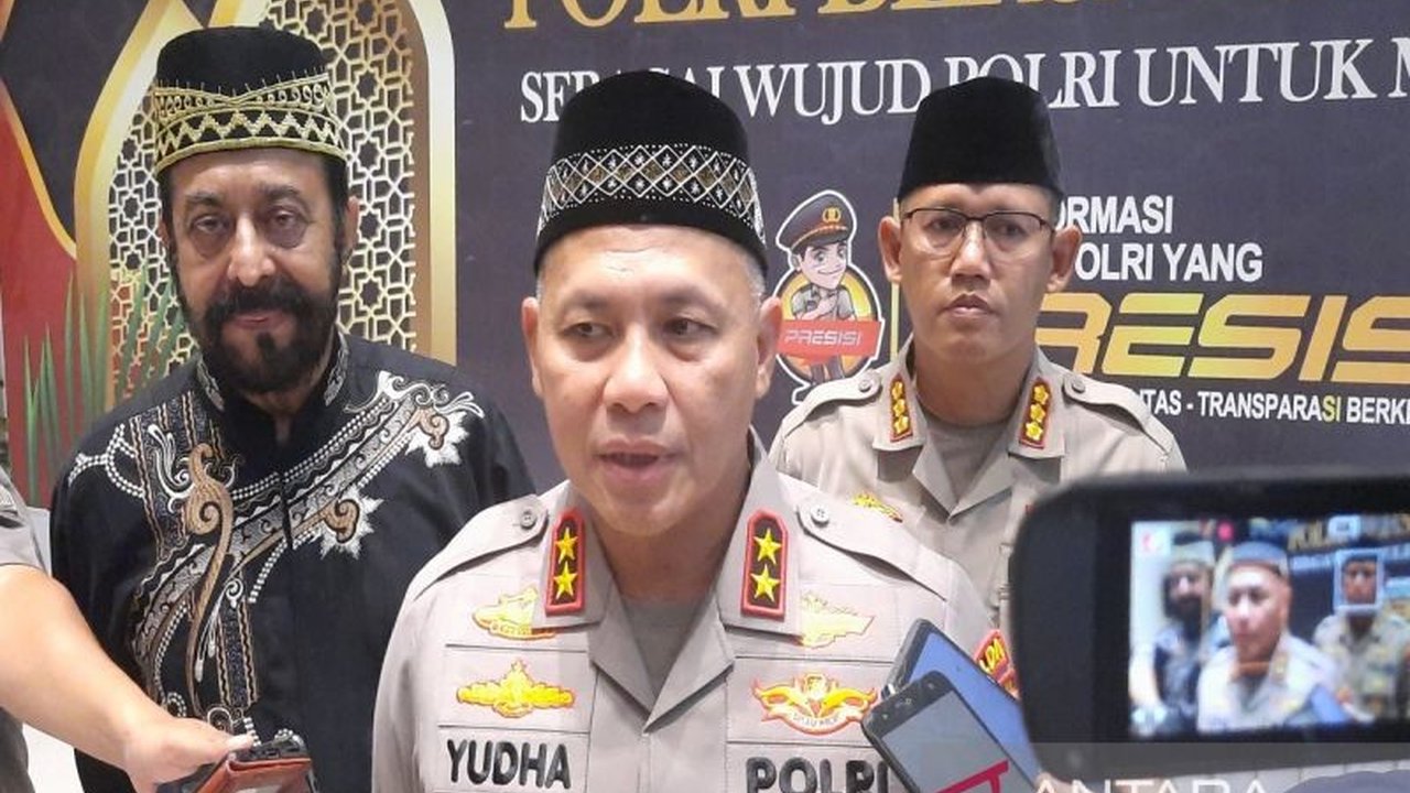 Polda Kalsel mengerahkan 2.200 personel gabungan untuk mengamankan arus mudik Lebaran 2025 di tiga jalur utama dan titik penyeberangan di Kalimantan Selatan, dengan fokus pada keselamatan pemudik.