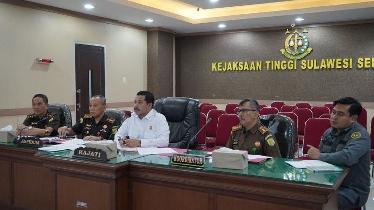 Kepala Kejaksaan Tinggi Sulawesi Selatan menyetujui dua kasus penganiayaan di Jeneponto dan Maros diselesaikan melalui keadilan restoratif setelah terpenuhi berbagai persyaratan dan tercapainya perdamaian antara pelaku dan korban.