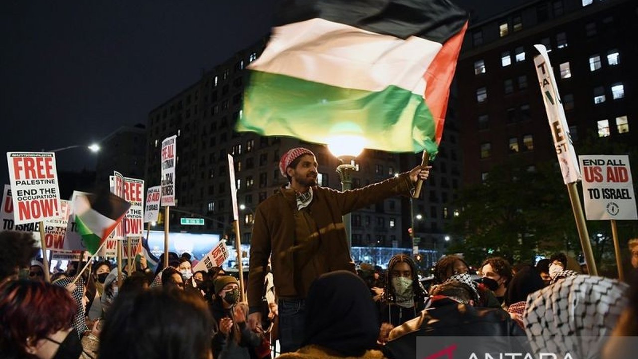 Universitas Columbia mengusir dan menangguhkan sejumlah mahasiswa pro-Palestina pasca-pendudukan Hamilton Hall, memicu kecaman serikat mahasiswa dan kontroversi di tengah tekanan pemerintahan Trump.