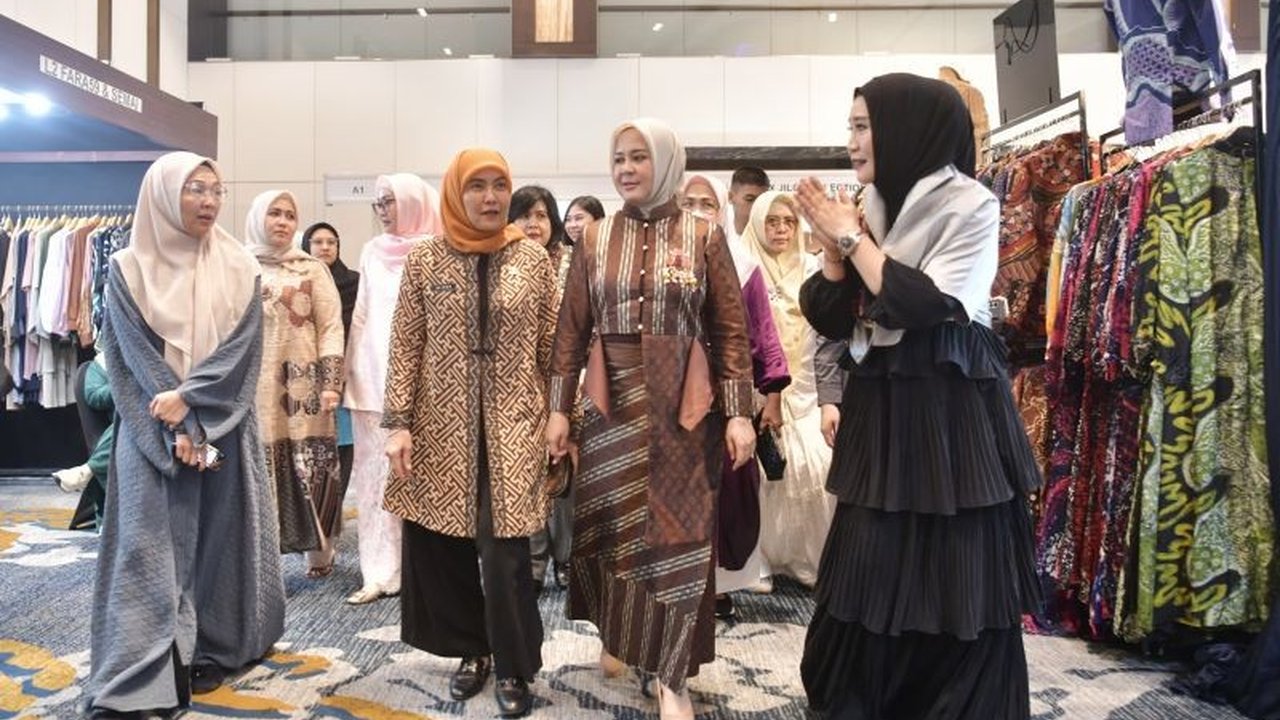 Wakil Gubernur Sulsel, Fatmawati Rusdi, akan melelang pakaian bekasnya di Trend Hijab Expo 2025 untuk membantu permodalan UMKM, diikuti kepala daerah dan pejabat lainnya.
