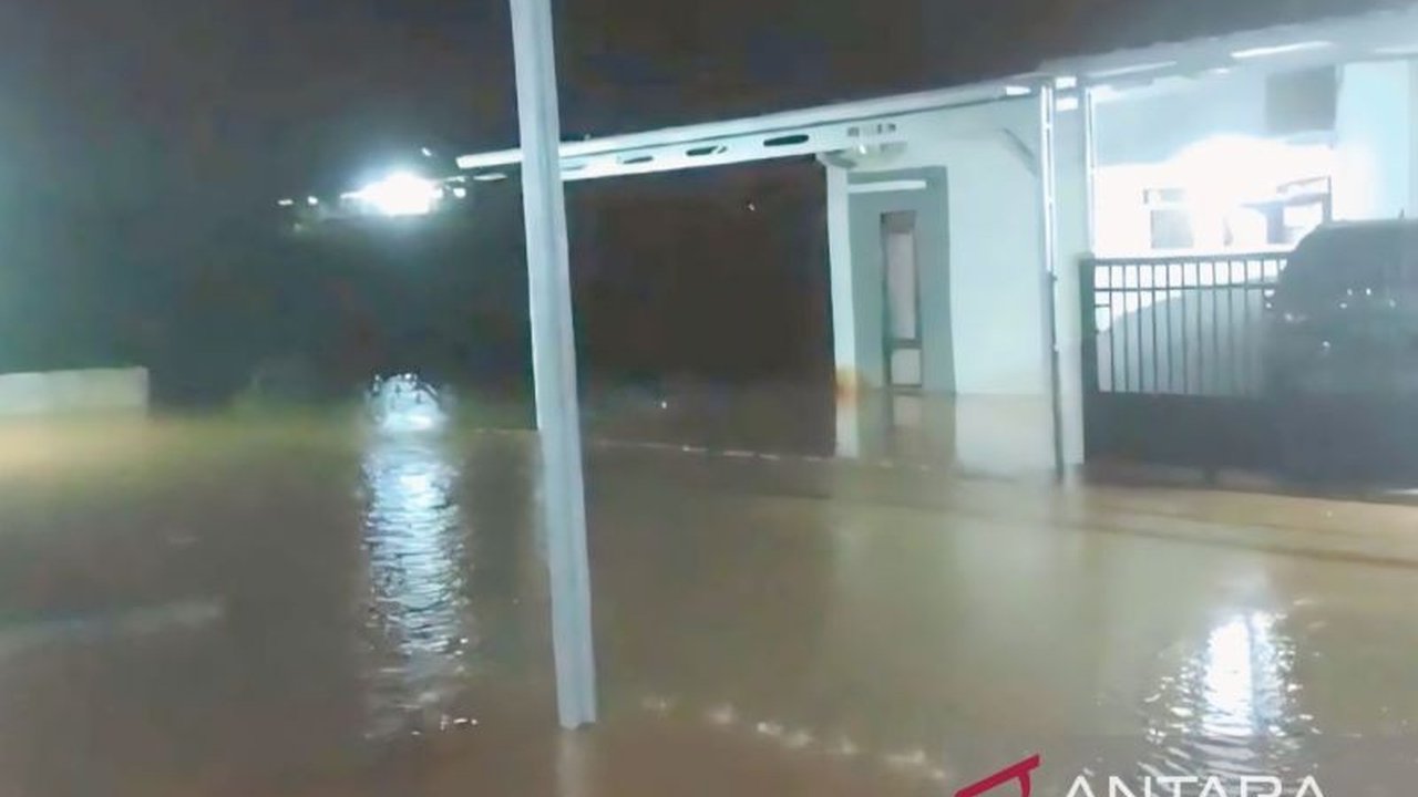 BPBD OKU Timur memetakan sembilan kecamatan rawan banjir dan longsor, menyiagakan 100 personel dan mengimbau masyarakat meningkatkan kewaspadaan menghadapi musim hujan.