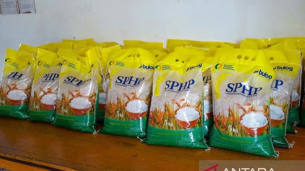 Bulog Natuna menggelar pasar murah dengan menyediakan tiga ton beras SPHP seharga Rp58.000 per 5 kg, lebih murah dari harga pasaran, untuk membantu masyarakat selama Ramadhan dan Idul Fitri.