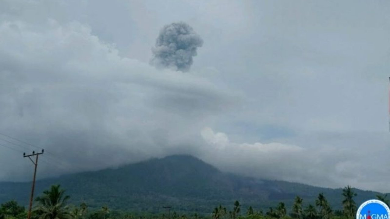Gunung Lewotobi Laki-laki di Flores Timur, NTT, erupsi tiga kali pada Sabtu pagi dengan ketinggian kolom abu mencapai 2.500 meter, warga diimbau waspada dan menjauhi radius bahaya.