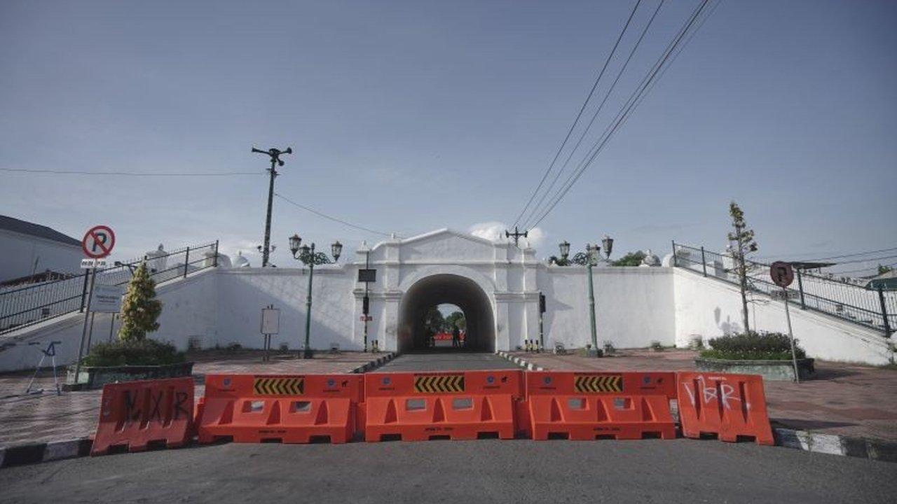 Pemerintah Daerah Istimewa Yogyakarta menutup akses kendaraan di Plengkung Nirbaya, gerbang utama Benteng Baluwerti, karena kondisi struktur bangunan yang mengkhawatirkan dan rawan ambruk.