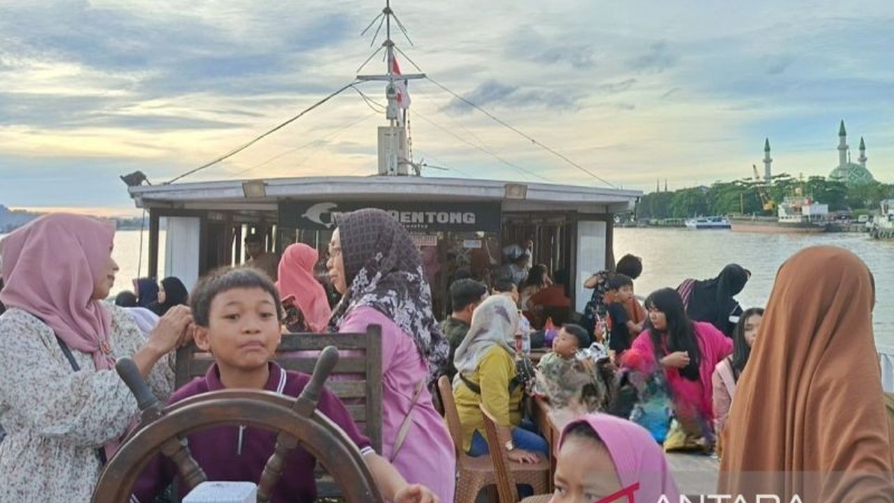 Menikmati keindahan Sungai Mahakam di Samarinda dengan paket wisata susur sungai yang menawarkan pengalaman unik berbuka puasa di atas kapal selama Ramadhan.