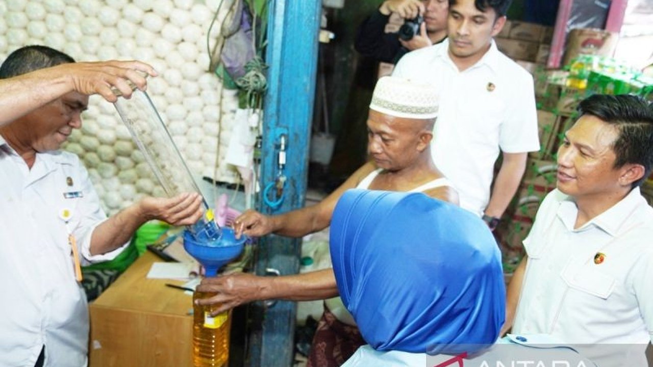 Satgas Pangan Polda Kalimantan Selatan menyelidiki temuan MinyaKita kemasan tidak sesuai takaran dan dijual di atas HET di Banjarmasin, dengan potensi sanksi pidana bagi pedagang nakal.