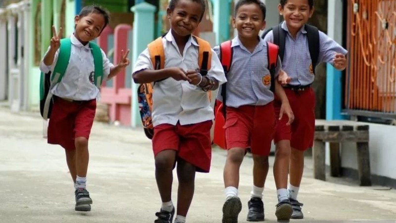 Pemerintah luncurkan Sekolah Rakyat, sekolah gratis dengan konsep asrama untuk anak keluarga miskin, bertujuan memutus rantai kemiskinan dan menciptakan generasi emas Indonesia 2045.