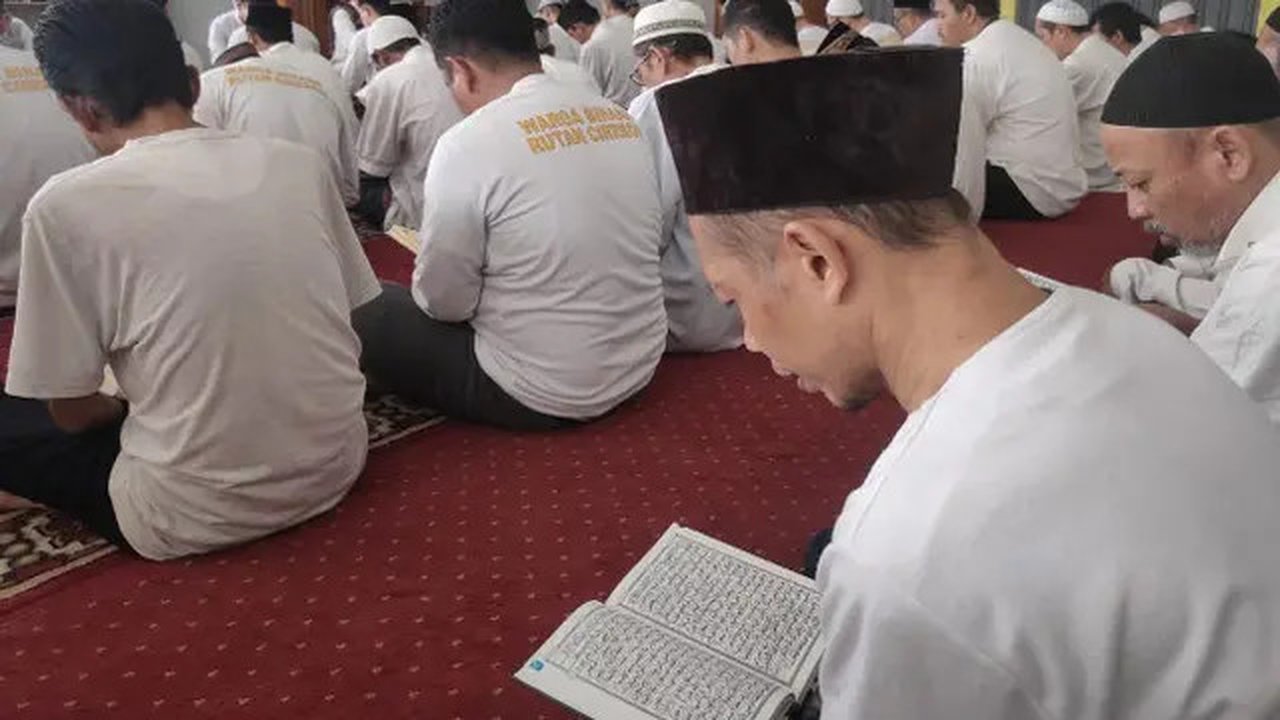 Warga Binaan Rutan Kelas I Cirebon Khatam Al-Quran. Foto (Liputan6.com / Panji Prayitno)