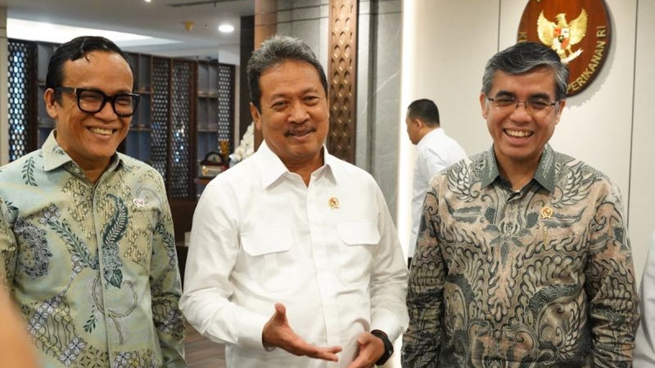 Kementerian Kelautan dan Perikanan (KKP) serta Kementerian Ketenagakerjaan (Kemnaker) berkolaborasi menciptakan lapangan kerja lewat program ekonomi biru, menargetkan penyerapan puluhan ribu tenaga kerja di sektor kelautan dan perikanan.