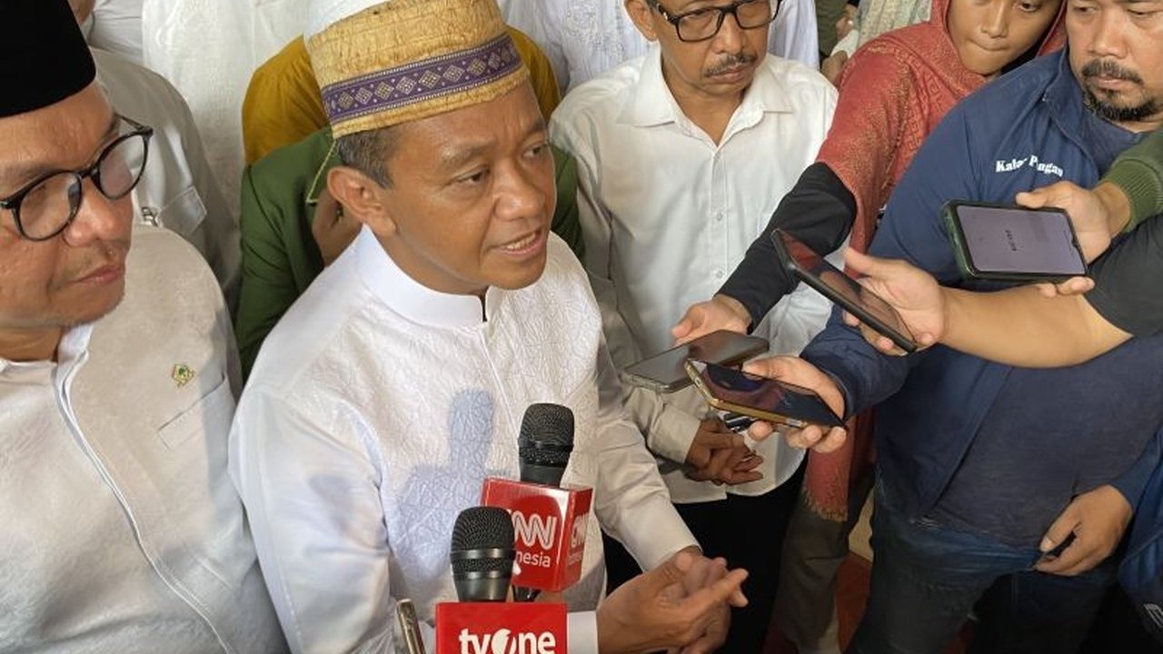 Ketua Umum Partai Golkar, Bahlil Lahadalia, menyatakan hormat pada proses hukum terkait penggeledahan rumah Ridwan Kamil oleh KPK dalam kasus dugaan korupsi Bank BJB, meskipun KPK belum menetapkan status Ridwan Kamil.