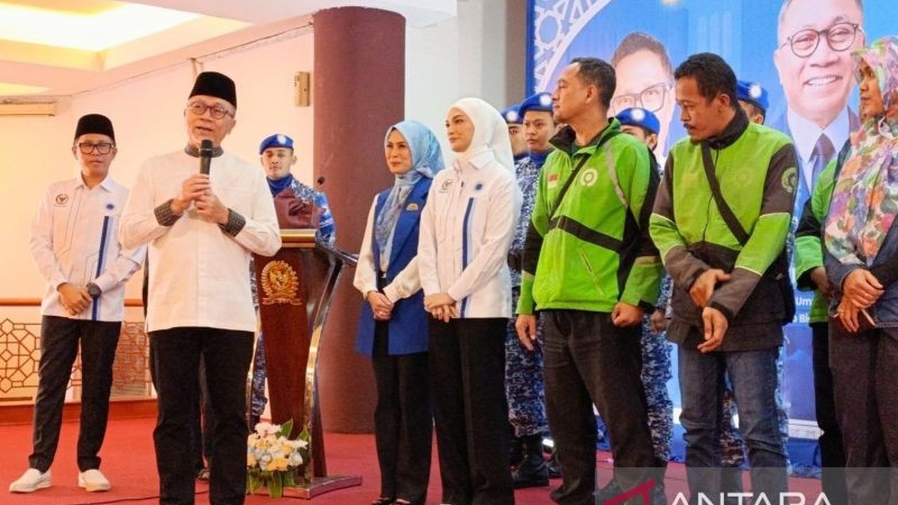 Fraksi PAN DPR RI menyalurkan 3.000 paket sembako untuk para pengemudi ojek online dan warga sekitar kompleks DPR, sebagai wujud kepedulian di bulan Ramadan.