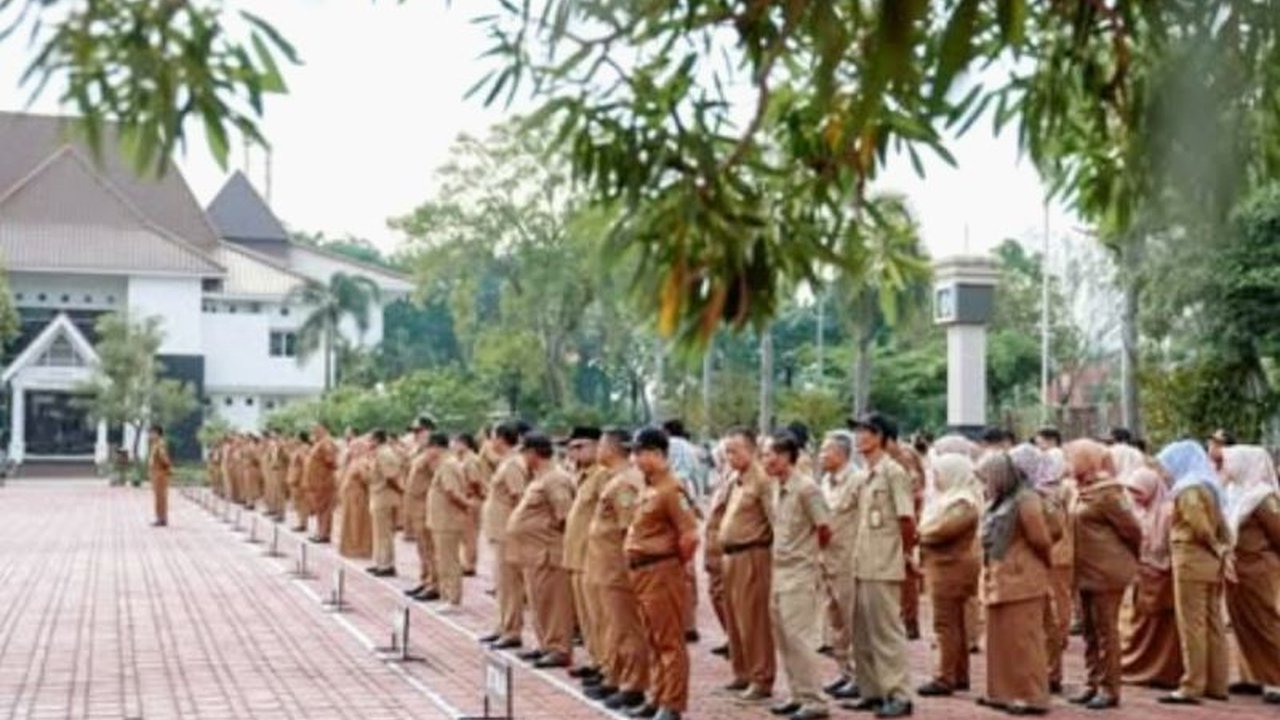 Sebanyak 13.025 ASN di Karawang akan menerima THR Lebaran pekan depan, termasuk PNS dan PPPK, sementara kebijakan untuk tenaga honorer diserahkan ke masing-masing instansi.