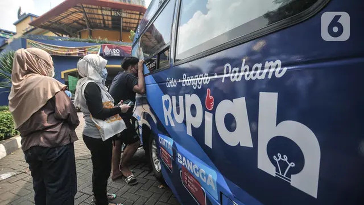 Warga menukarkan uang pecahan kecil di mobil Kas Keliling BI, Pasar Rawa Bening, Jakarta Timur, Senin (18/4/2022). Untuk mencegah virus corona, BI meminta masyarakat mendaftar melalui aplikas