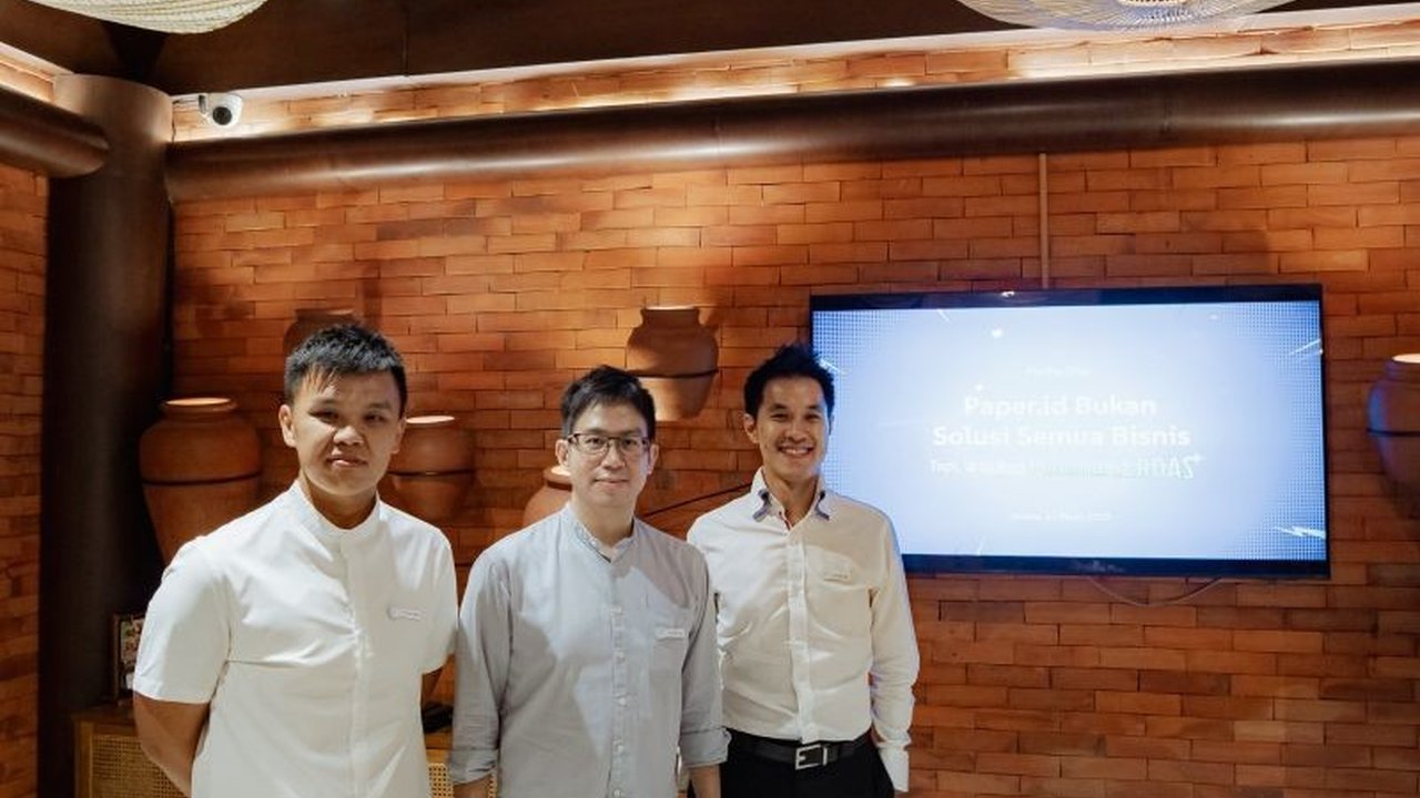 Paper.id hadir dengan solusi inovatif berupa e-invoicing, pembayaran digital, dan pencatatan keuangan real-time untuk membantu UMKM mengatasi kesulitan transaksi dan pencatatan keuangan, serta mendorong pertumbuhan bisnis.