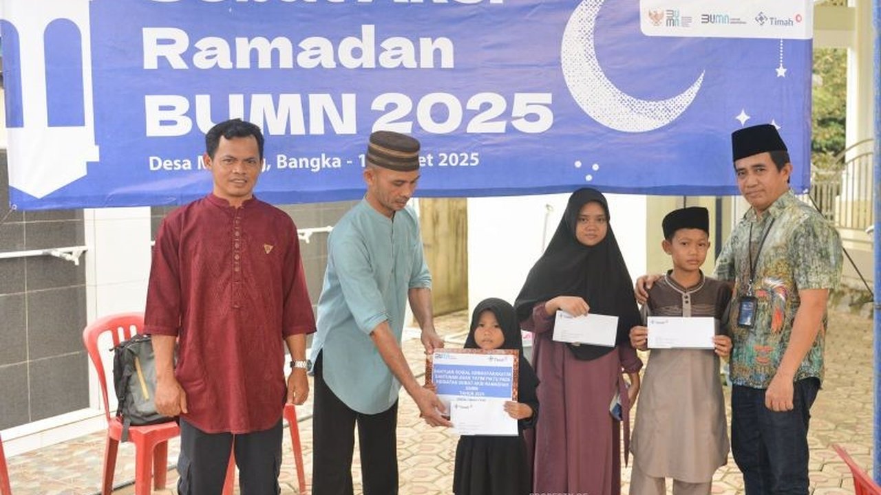 PT Timah Tbk bersama Kementerian BUMN melalui program Sobat Aksi Ramadan memberikan santunan kepada anak yatim dan paket sembako untuk lansia di Desa Mayang, Bangka Barat.