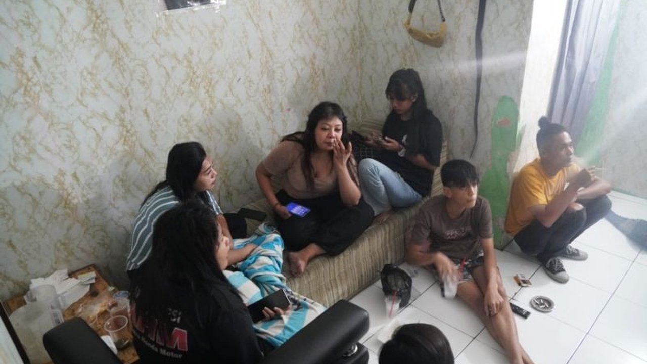 Satuan Polisi Pamong Praja (Satpol PP) Kabupaten Tangerang berhasil mengamankan belasan pekerja seks komersial (PSK) dan beberapa pria hidung belang selama bulan Ramadhan di sejumlah lokasi di Kecamatan Cikupa dan Pasar Kemis.