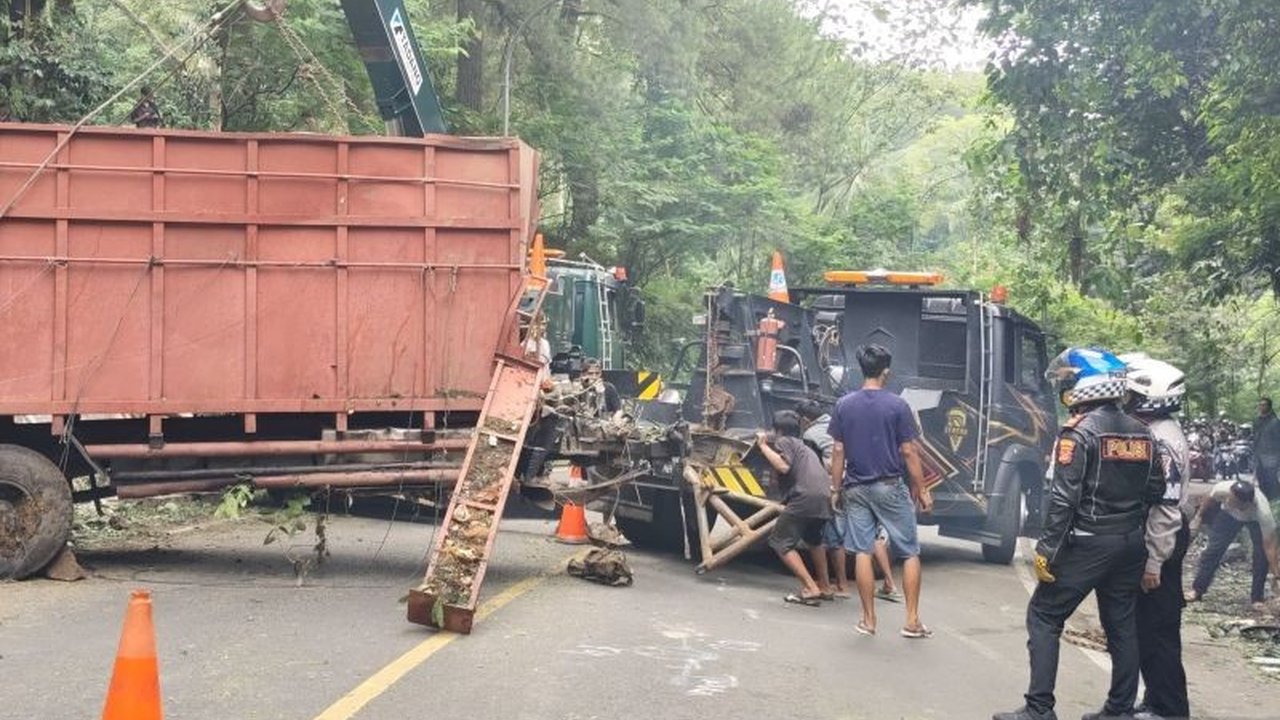 Kecelakaan beruntun di Jalan Raya Cugenang-Cianjur mengakibatkan satu orang meninggal dunia dan enam lainnya luka-luka akibat truk rem blong dan kelalaian pengemudi.