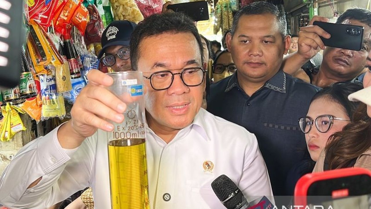 Menteri Perdagangan Budi Santoso meninjau langsung Pasar Ciracas dan memastikan volume Minyakita sesuai takaran, serta stok jelang Lebaran aman.