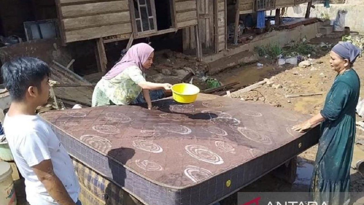 Banjir akibat luapan sungai Batang Ayumi di Padangsidimpuan, Sumut, telah merendam 1.054 warga di dua kecamatan, dan Pemkot fokus pada upaya pemulihan.