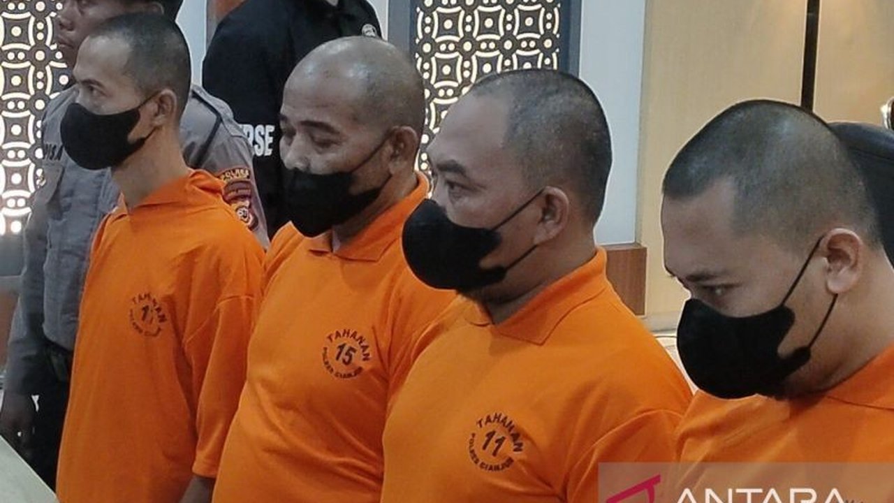 Polres Cianjur mengungkap sindikat pemalsuan dokumen yang dilakukan kelompok Sunda Archipelago, memalsukan berbagai dokumen penting seperti STNK, sertifikat tanah, KTP, dan SIM dengan kualitas tinggi.