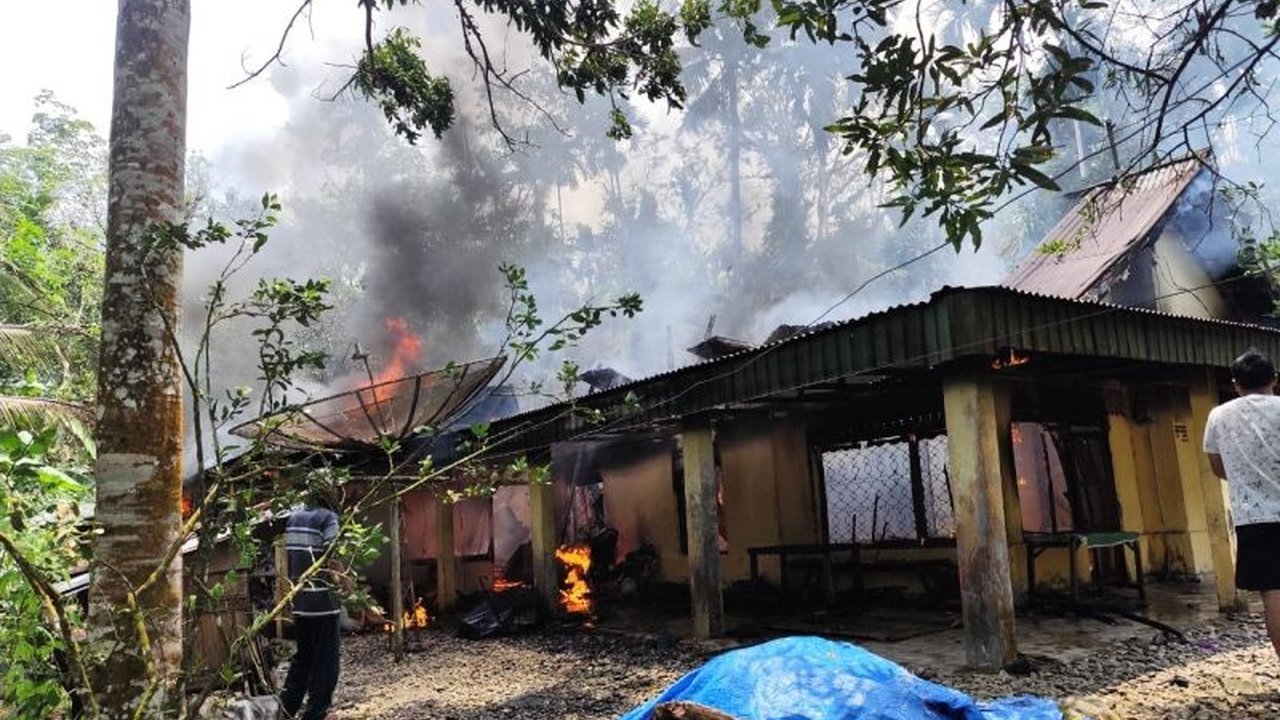 Kebakaran dua rumah semi permanen di Pasaman, Sumatera Barat, mengakibatkan kerugian puluhan juta rupiah dan satu korban luka bakar, diduga akibat kelalaian pengisian minyak.