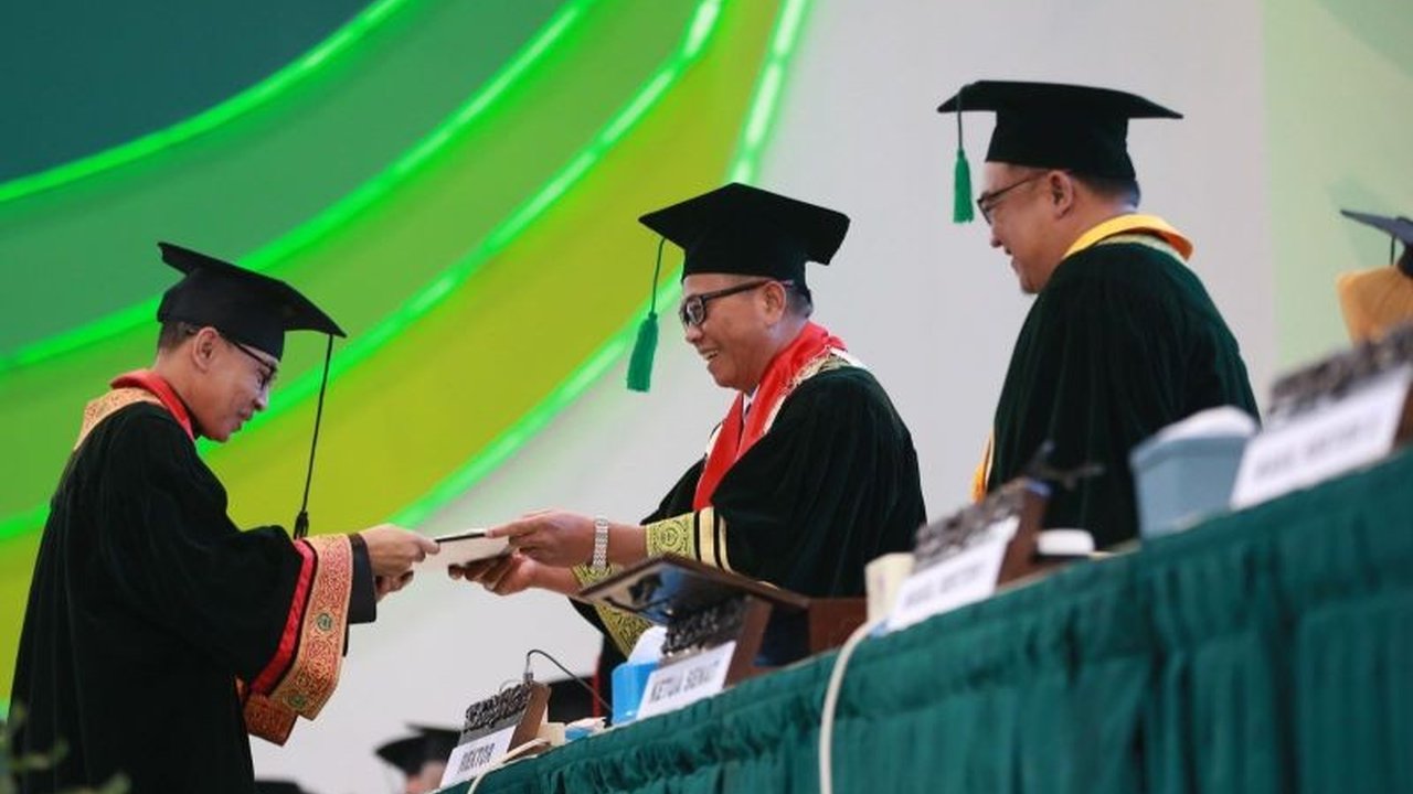 Buya Yahya, tokoh agama ternama, diwisuda sebagai sarjana Psikologi Unissula Semarang, berharap sinergi ilmu agama dan psikologi dapat lebih membantu masyarakat.