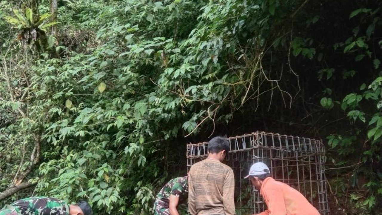 Satgas TMMD ke-123 Kodim 0304/Agam melaksanakan Program TNI Manunggal Air Bersih (TMAB) di Kampung Sungai Pahambatan, Agam, Sumatera Barat, untuk meningkatkan produktivitas pertanian melalui pengeboran sumur dan instalasi pipa.