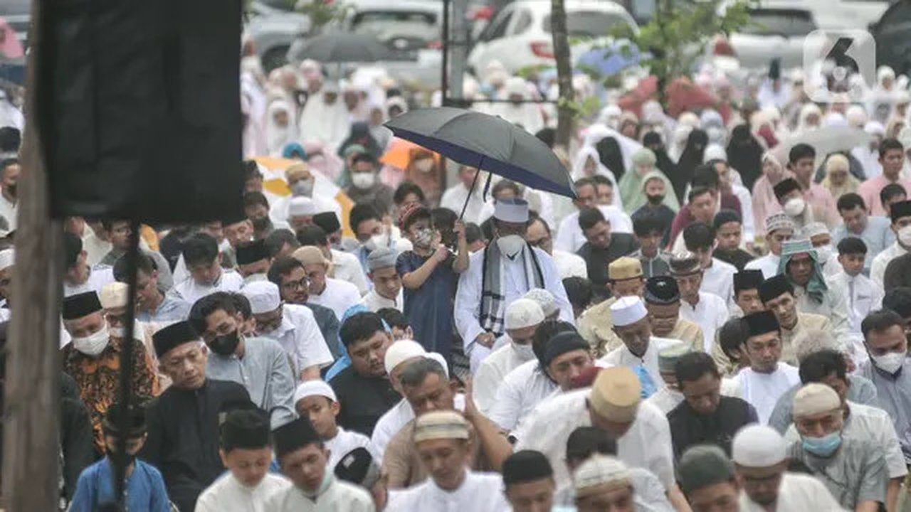Jemaah tampak antusias mengikuti Sholat Id meski satu hari lebih dulu dari yang sudah ditetapkan Kemenag, Sabtu, 22 April. (merdeka.com/Iqbal S Nugroho)