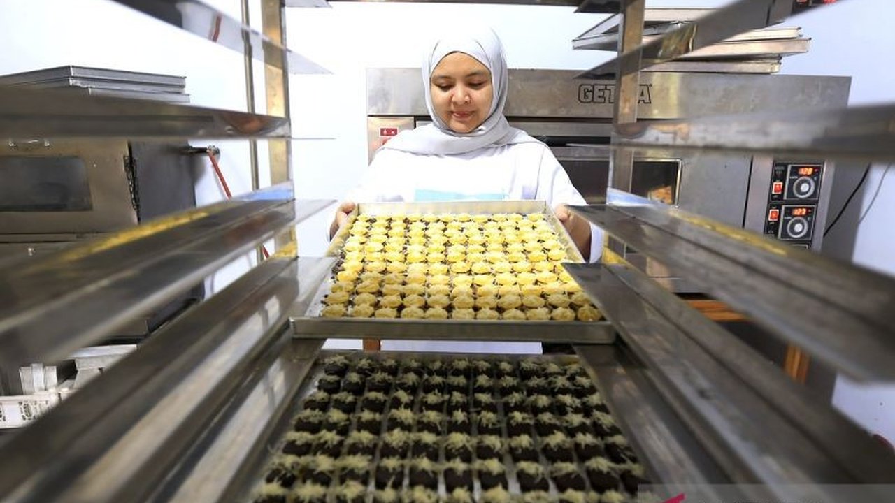 Tingginya permintaan kue kering di Gorontalo selama Ramadhan 1446 H memicu peningkatan signifikan pada usaha mikro kecil menengah (UMKM) lokal, dengan pesanan yang melonjak hingga lebih dari seribu stoples.