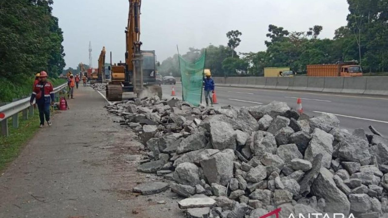 PT Jasamarga Transjawa Tol melakukan rekonstruksi di tiga titik ruas Tol Jakarta-Cikampek untuk meningkatkan kenyamanan pengguna jalan selama arus mudik Lebaran 1446 H.