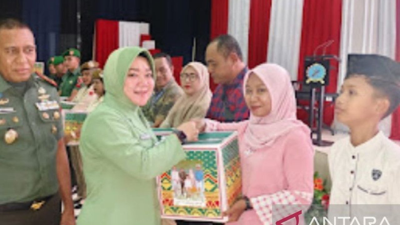 Korem 151 Binaiya Maluku membagikan 400 paket bingkisan lebaran untuk santri, masyarakat, dan anak yatim di Ambon dalam rangka HUT ke-22, sebagai wujud kepedulian dan memperkuat kebersamaan.