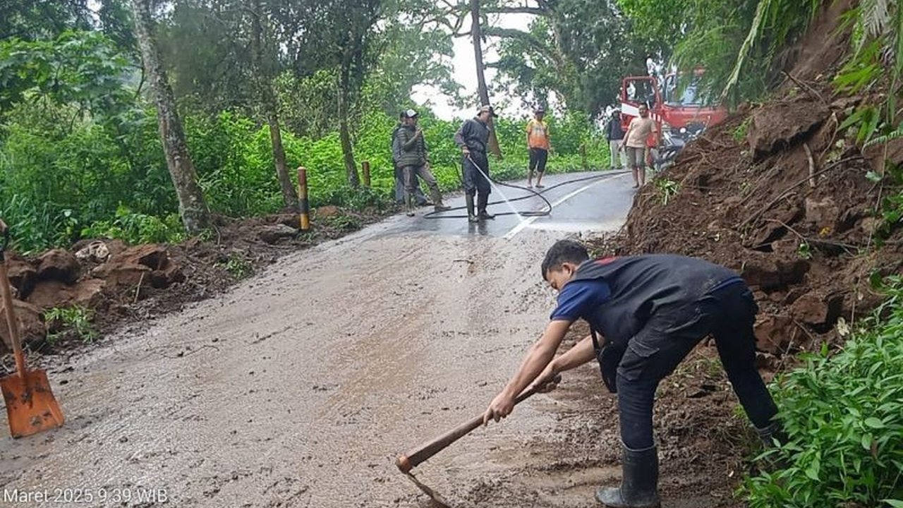Jalur akses menuju Gunung Bromo via Malang yang sempat terputus akibat longsor kini telah kembali pulih dan dapat dilalui kendaraan, meskipun wisatawan tetap diimbau untuk berhati-hati.