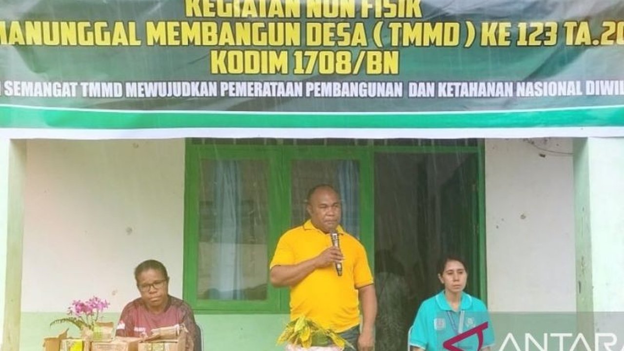 Satgas TMMD ke-123 Kodim 1708/BN memberikan edukasi kesehatan di Kampung Kbusdori, Biak Numfor, Papua, untuk mencegah stunting, bahaya miras, dan narkoba.