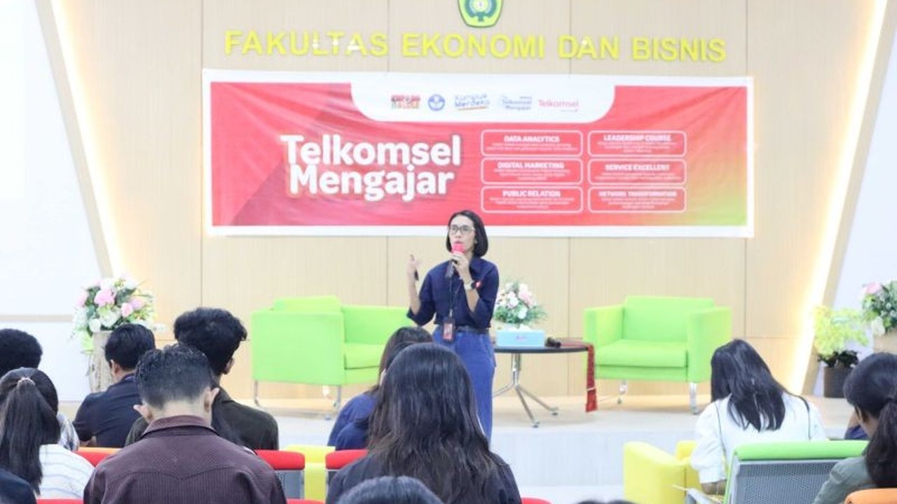 Telkomsel menggelar program 'Telkomsel Mengajar' di Universitas Nusa Cendana, Kupang, memberikan edukasi public relations, digital marketing, dan internet baik kepada mahasiswa untuk menghadapi era digital.