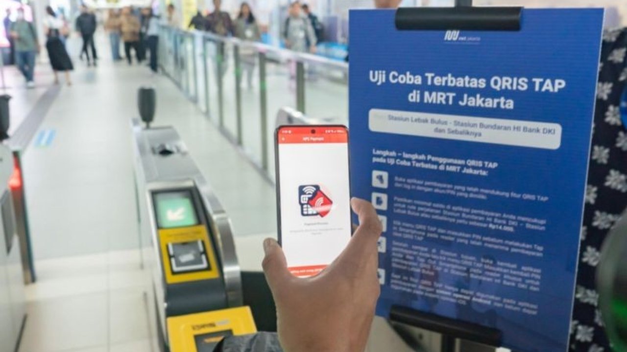 Bank DKI menjadi pelopor penggunaan QRIS Tap NFC di sektor transportasi Jakarta melalui aplikasi JakOne Mobile, menawarkan transaksi nontunai yang lebih cepat dan mudah untuk pengguna transportasi umum seperti MRT dan Transjakarta.