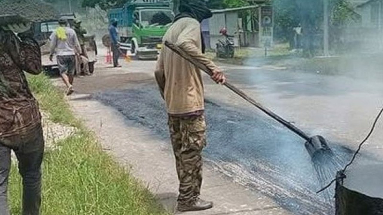 Pemerintah Kabupaten Madiun memperbaiki jalan alternatif untuk mengurai kemacetan selama arus mudik dan balik Lebaran 2025, dengan fokus pada jalur menuju exit tol dan jalur penghubung antar kota.