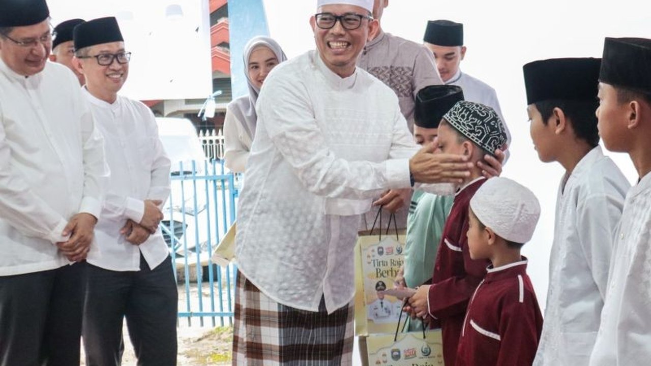 PDAM Tirta Raja Kabupaten OKU memberikan santunan kepada 100 anak yatim, gratiskan tagihan air bersih untuk panti asuhan dan tempat ibadah selama Ramadhan 1446 H, sebagai wujud kepedulian sosial dan peningkatan pelayanan.