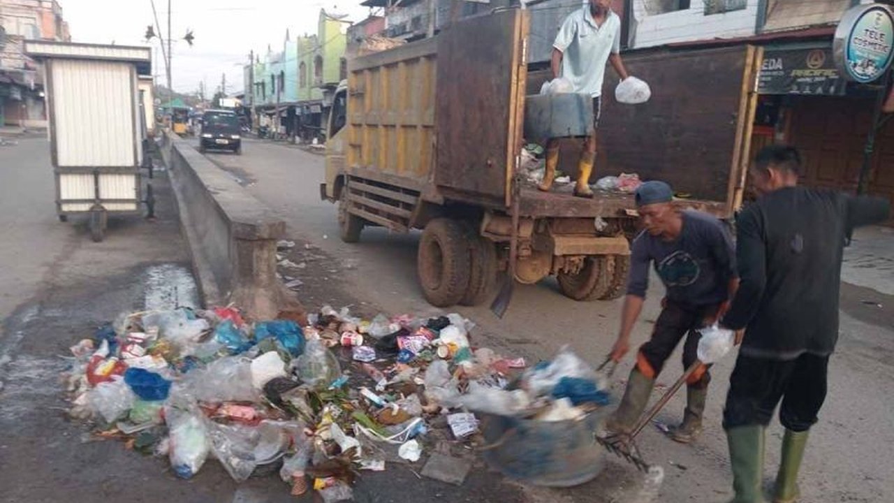 Produksi sampah di Aceh Timur selama Ramadhan 2025 meningkat drastis hingga 1.470 ton, memicu DLH mengerahkan 20 truk untuk mengangkut sampah ke TPA.